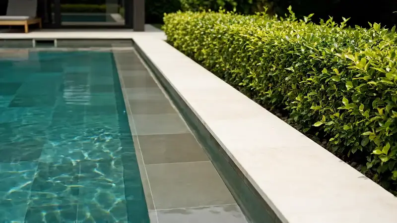 Standbild aus dem Video „Pool“